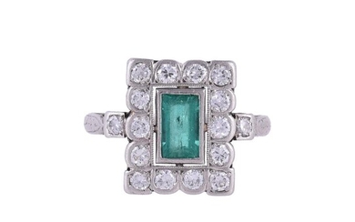 A 1920S EMERALD AND DIAMOND PANEL RING
