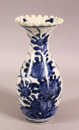 A 19TH / 20TH CENTURY CHINESE FLARED RIM PORCELAIN VASE