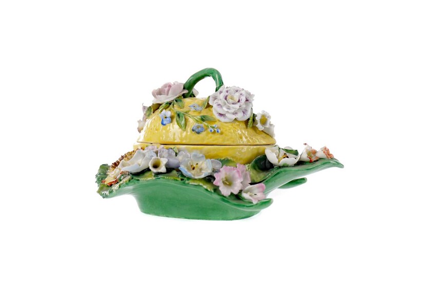 A 19TH CENTURY ENGLISH PORCELAIN LEMON BOX AND COVER
