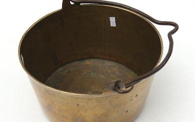 A 19TH CENTURY HEAVY BRASS JAM PAN WITH CAST IRON HANDLE