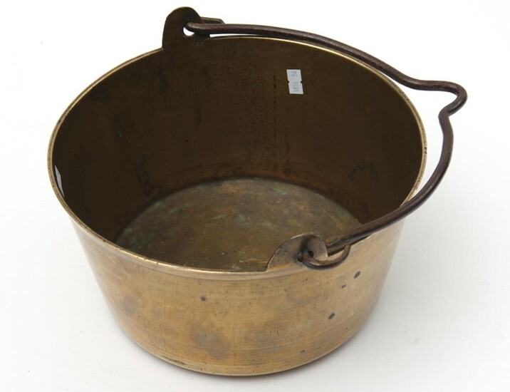 A 19TH CENTURY HEAVY BRASS JAM PAN WITH CAST IRON HANDLE