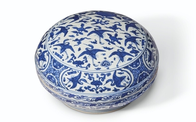 A BLUE AND WHITE CIRCULAR BOX AND COVER, WANLI SIX-CHARACTER MARK IN UNDERGLAZE BLUE WITHIN A DOUBLE CIRCLE AND OF THE PERIOD (1573-1619)