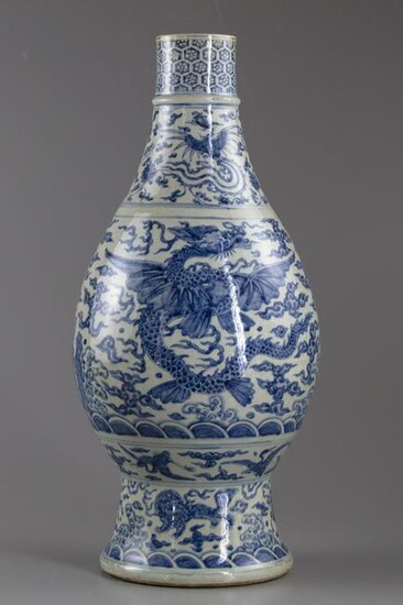 A CHINESE BLUE AND WHITE 'MYTHICAL'BEASTS' VASE, CHINA