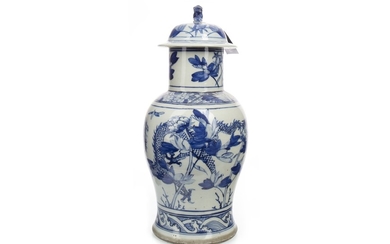 A CHINESE BLUE AND WHITE VASE WITH COVER