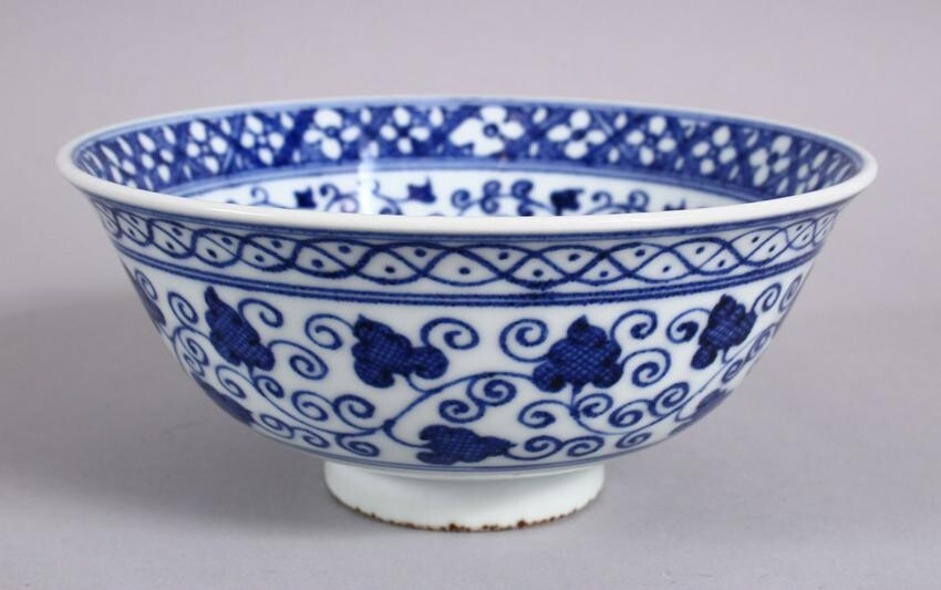 A CHINESE BLUE & WHITE MING STYLE PORCELAIN BOWL, with
