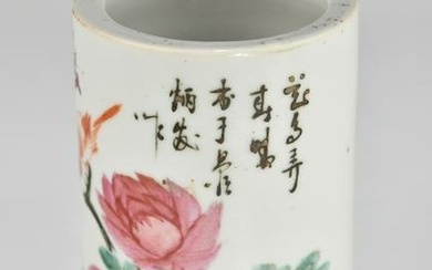 A CHINESE QING DYNASTY FAMILLE ROSE PORCELAIN BRUSH POT