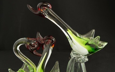 A CLEAR AND COLOURED GLASS FIGURE GROUP OF THREE BIRDS H.23CM, LEONARD JOEL LOCAL DELIVERY SIZE: SMALL