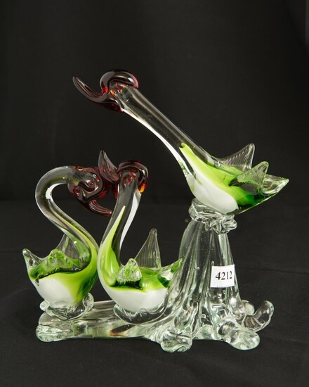 A CLEAR AND COLOURED GLASS FIGURE GROUP OF THREE BIRDS H.23CM, LEONARD JOEL LOCAL DELIVERY SIZE: SMALL
