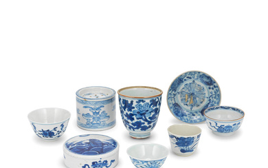 A COLLECTION OF BLUE AND WHITE PORCELAIN Ming Dynasty to...