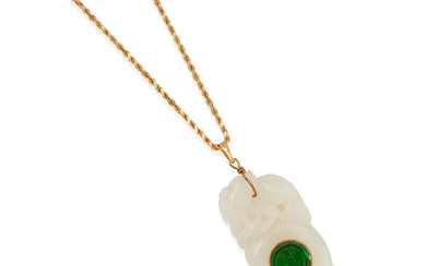 A GOLD, BOWENITE, AND JADE PENDANT NECKLACE
