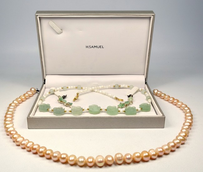 A GOLDEN PEARL NECKLACE WITH A WHITE METAL CLASP, (L. 46 CM ...