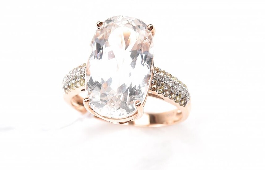 A KUNZITE AND DIAMOND RING IN 18CT ROSE GOLD, RING SIZE N, 4.9GMS