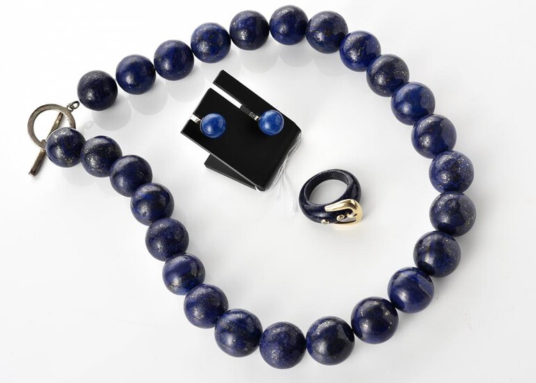 A LAPIS-LAZULI JEWELLERY SET COMPRISING A NECKLACE, THE LAPIS COMING FROM AFGHANISTAN, BEADS MEASURING 18MM, TOTAL LENGTH 500MM, A B...