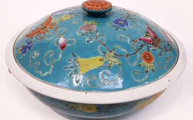 A LARGE CHINESE PORCELAIN SOUP LIDDED BOWL