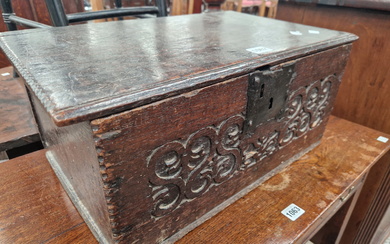 A LATE 17th/EARLY 18th C. OAK BIBLE BOX WITH AN S-SCROLL BAND CARVED TO THE FRONT