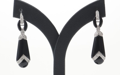 A PAIR OF ART DECO STYLE DROP EARRINGS SET WITH ONYX AND DIAMOND, IN 9CT WHITE GOLD, TOTAL LENGTH 35MM, 3.9GMS