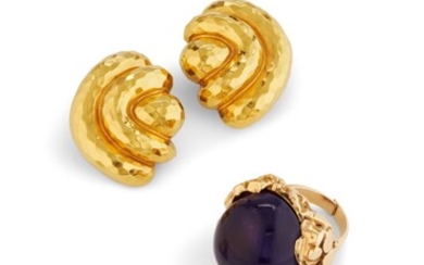 A PAIR OF GOLD EAR CLIPS AND A GOLD AND AMETHYST RING, 20TH CENTURY, THE EAR CLIPS BY HENRY DUNAY, THE RING BY SEAMAN SCHEPPS