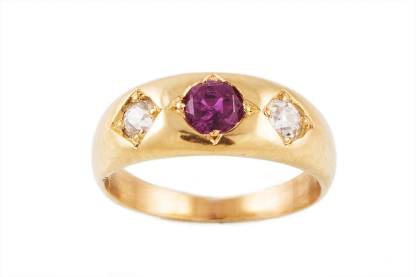A RUBY AND DIAMOND GRADUATED BAND RING, with ruby of approx ...