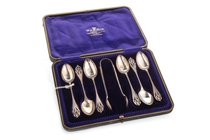 A SET OF GEORGE V SILVER TEA SPOONS AND