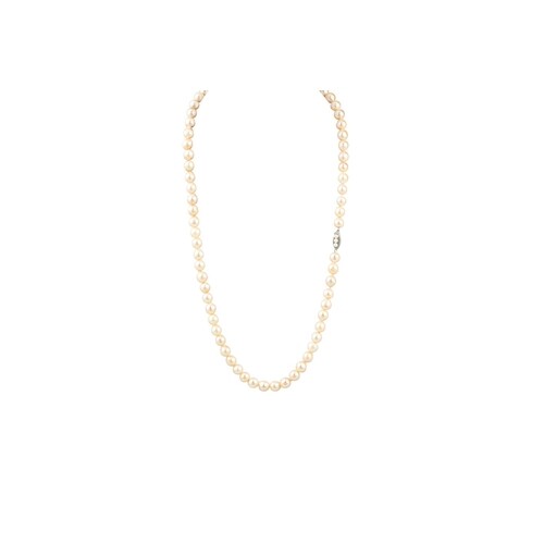A SINGLE ROWED CULTURED PEARL NECKLACE, to a 10ct gold stone...