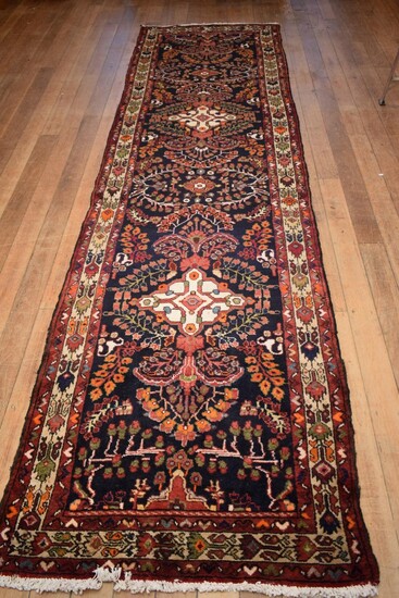 A SOLID & DURABLE PERSIAN MEHRABAN HALL RUNNER. 100% WOOL. DENSE PILE. GALLERY INVENTORY. IN EXCELLENT CONDITION. HAND-KNOTTED VILLA...