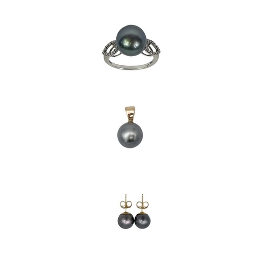 A South Seas black cultured pearl suite of jewellery. To inc...