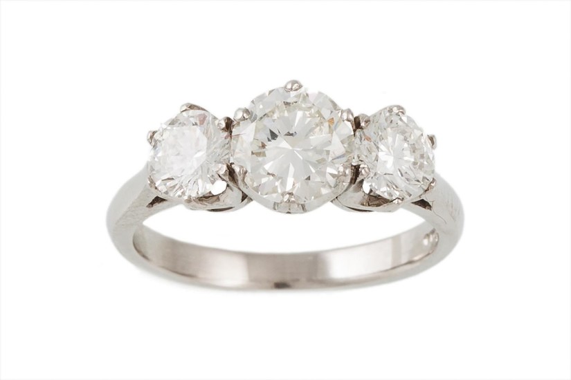 A THREE STONE DIAMOND RING, the brilliant cut diamonds mount...