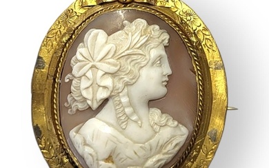 A VICTORIAN YELLOW METAL AND OVAL SHELL CAMEO BROOCH With ca...