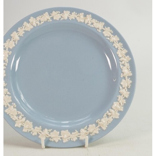 A collection of Wedgwood Queens Ware to include: Dinner plat...