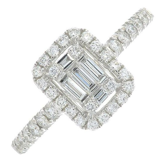 A diamond cluster ring.Total diamond weight 0.47ct
