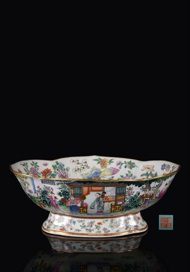 A good Chinese Famille Rose fruit Bowl