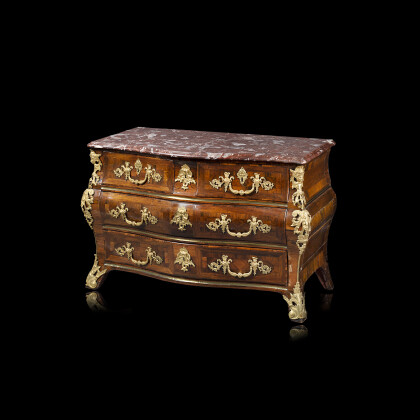 A late 18th-century French bois de rose and bois de violette veneered curved commode, marble top (cm 129,5x86x65) (losses)