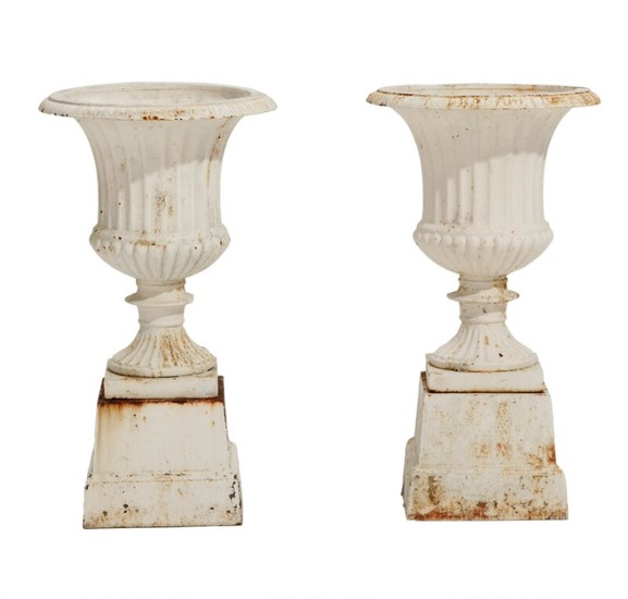 A pair of 20th century whitepainted iron and fluted garden vases on square bases H. incl. bases 67 cm. (2)