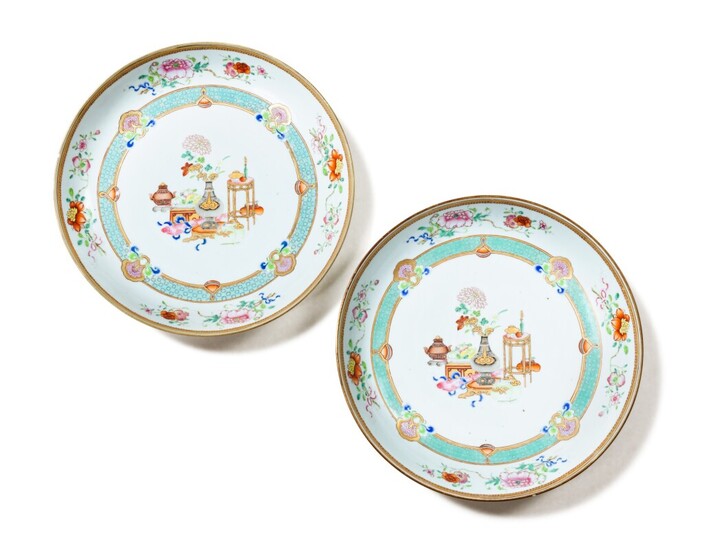 A pair of gilt-decorated famille rose dishes Qing dynasty, XVIIIe siècle | 清十八世紀 粉彩描金清供圖盤一對