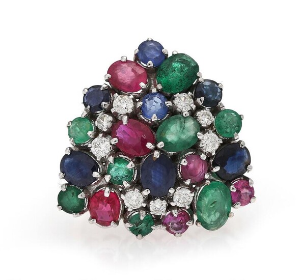 A ring set with numerous emeralds, rubies, sapphires and diamonds, mounted in 14k white gold. Size app. 53. – Bruun Rasmussen Auctioneers of Fine Art