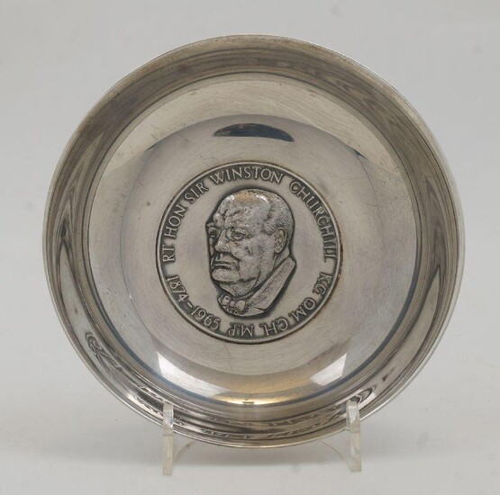 A silver shallow circular dish, Birmingham, 1965, Albert Edward Jones, the centre inset with a commemorative Winston Churchill plaque, bearing a label to underside for Dunstan Silver Craft, 12.7cm dia., weight approx. 6.3oz