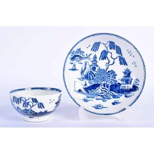 AN 18TH CENTURY ENGLISH BLUE AND WHITE TEABOWL AND SAUCER po...