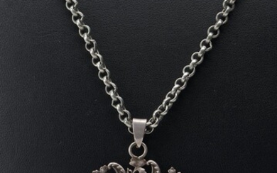 AN ANTIQUE CICADA CIRCULAR PENDANT IN SILVER, ATTACHED TO A LATER CHAIN ADDITION, DIAMETER OF THE PENDANT 5CMS