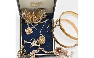 AN ASSORTMENT OF JEWELLERY, to include a rolled gold suffrag...