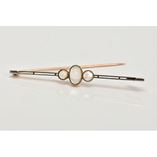 AN EARLY 20TH CENTURY MOONSTONE BAR BROOCH, set with a centr...