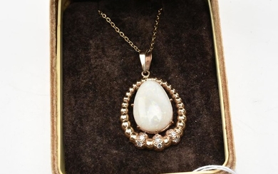 AN OPAL AND DIAMOND PENDANT IN 9CT GOLD, TO A DISPLAY CHAIN