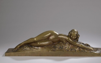 Amadeo GENNARELLI (1881-1943) Femme allongée Bronze à patine dorée. Signé A. Gennarelli sur le devant....