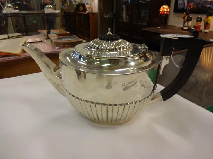 Antique silver teapot Birmingham halmark 1906, 800grams in t...