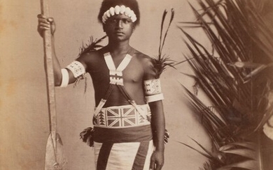 Attribué au studio des Burton Brothers (1868-1898). Portrait d’un guerrier des îles Salomon paré d’un...