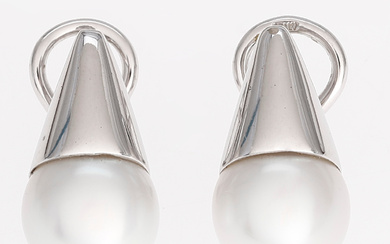 Australian pearls earrings.
