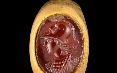 *BAGUE ROMAINE en or sertie d'une large intaille sur cornaline figurant le buste d'Athéna casquée...