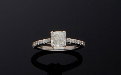 Bague solitaire en or blanc 18 carats (750/000) et diamants, ornée d'un diamant de taille...