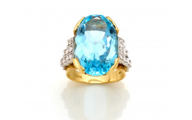 Bi-coloured gold ring with diamonds and a ct. 17 circa oval topaz, g 15.29 circa size 9/49. (slight defects)