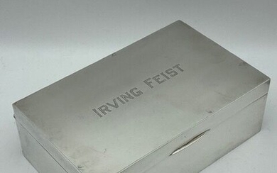 Boite à cigares en argent étranger sterling gravée sur le couvercle "Irving Feist". A l'intérieur,...
