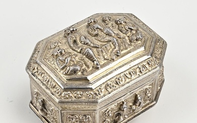 Boîte à couvercle rectangulaire en argent, BWG, Birmanie, richement décorée de figures et de scènes....